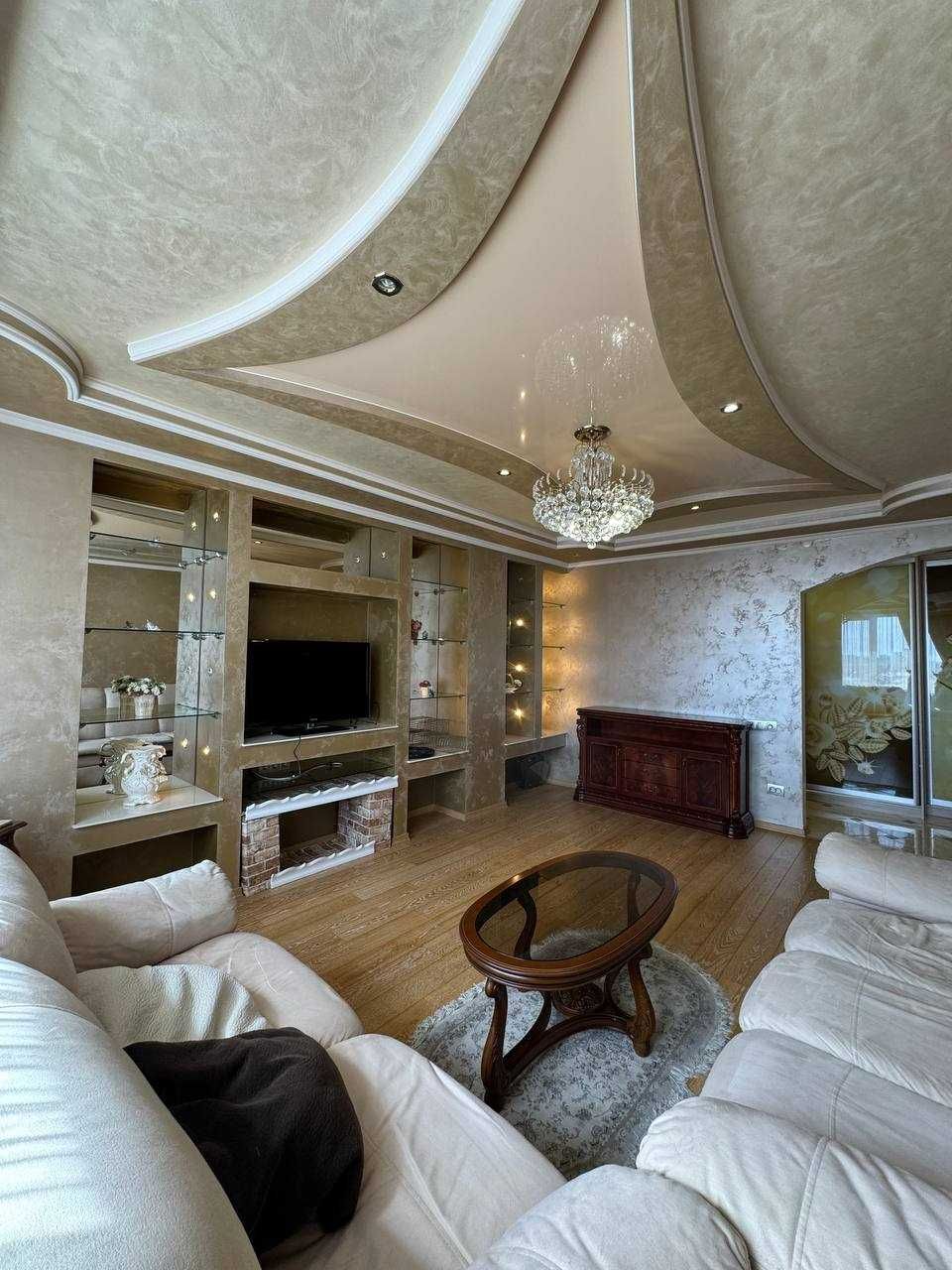 2-Room Apartment on Brativ Mikhnovskykh Street, New Building with City View