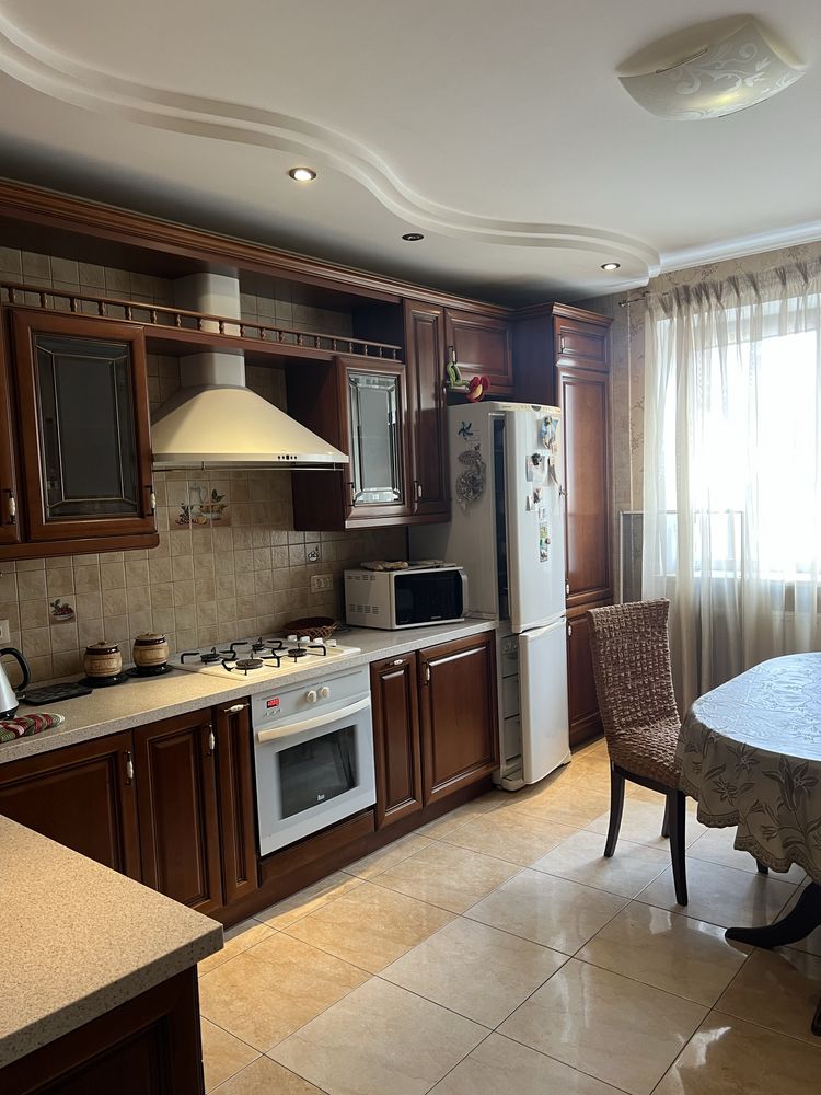 3-Room Apartment in Syniya Ptitsa Complex, First Floor, Fully Equipped