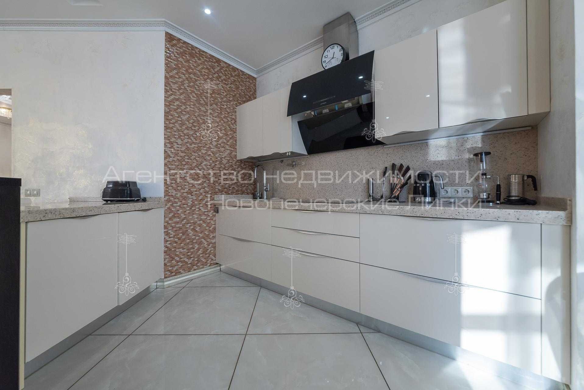 Luxurious 4-Bedroom Apartment with Designer Renovation