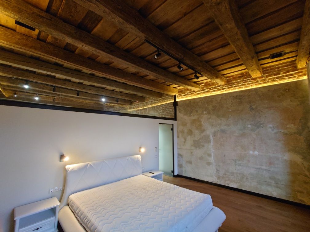 Stylish Loft Apartment at Market Square with Designer Renovation