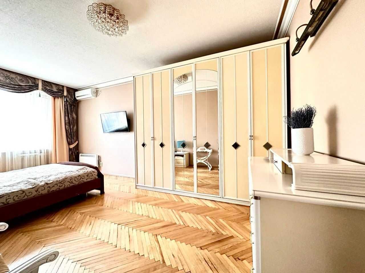 3-Bedroom Apartment in Pechersk with Panoramic Views
