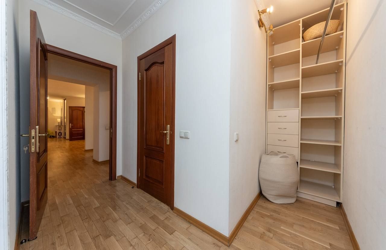 Spacious, Bright Apartment with Quality Modern Renovation Near Kontraktova Square Metro