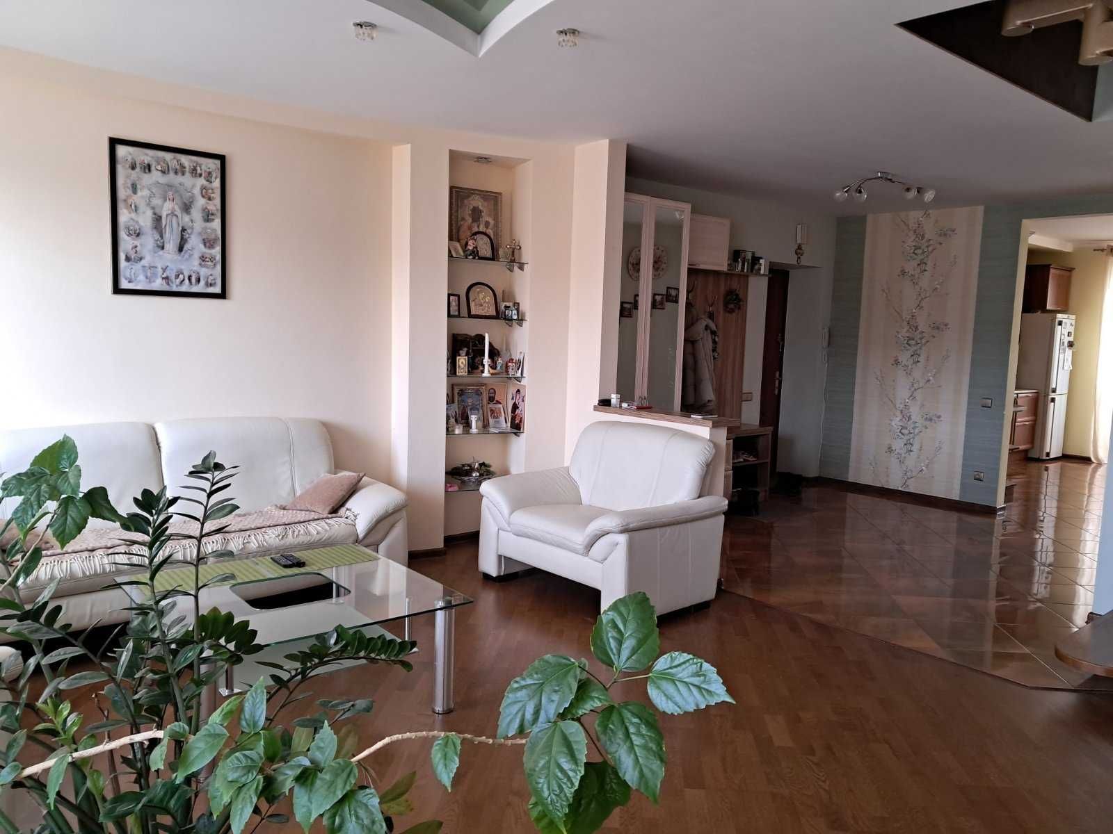 Spacious Two-Level 3BR Apartment with Balconies