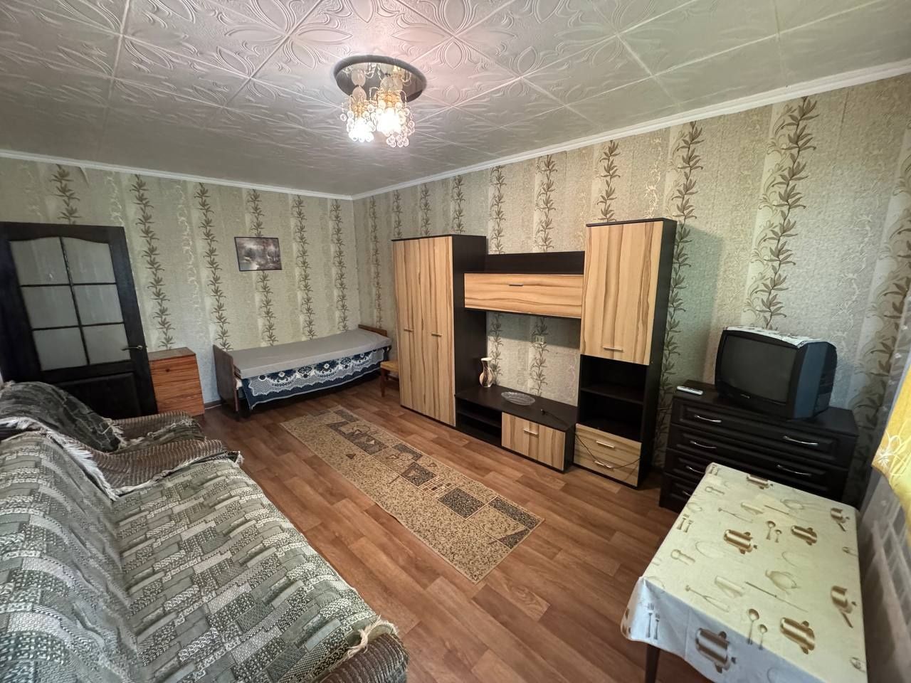 2nd Floor Apartment on Khortytska Street with Furnishings