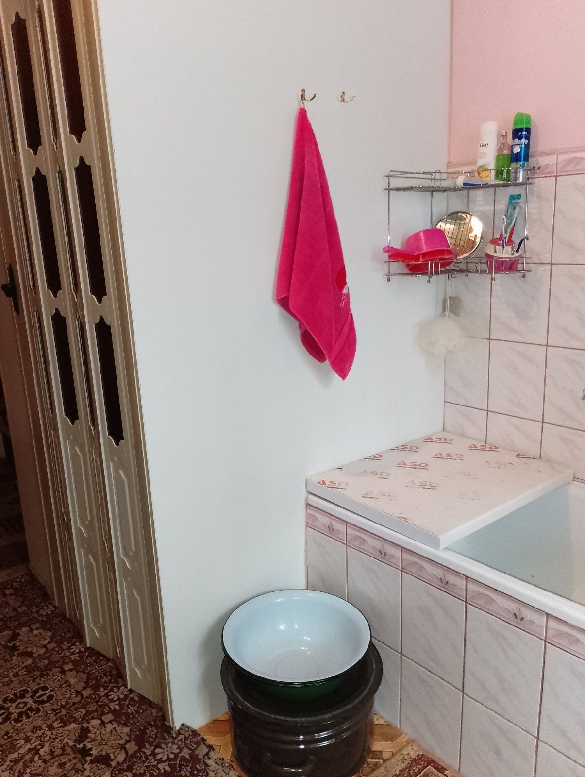 Clean apartment near Pidzamche station, central location