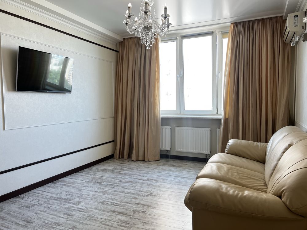 Romantic Two-Bedroom Apartment with Lake View near River Mall