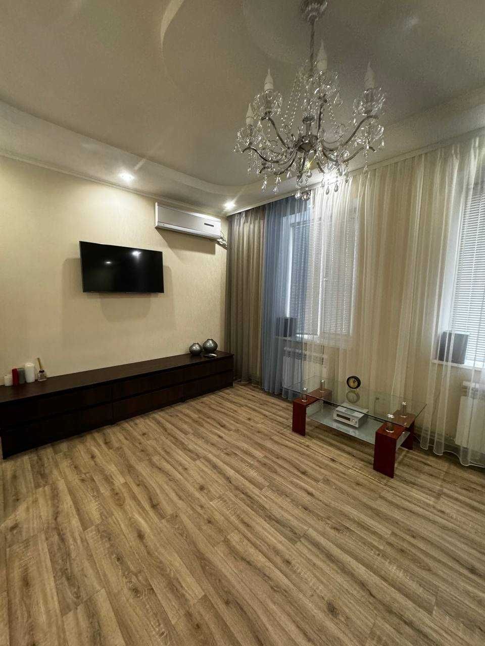 Modern 1-Bedroom Apartment with Designer Renovation