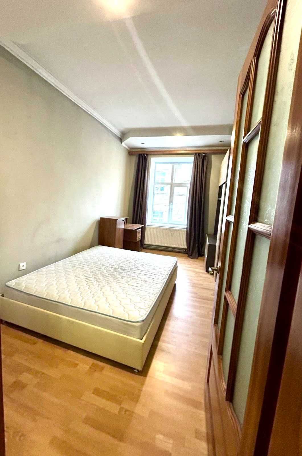Renovated 3-Room Apartment with Fireplace in Center