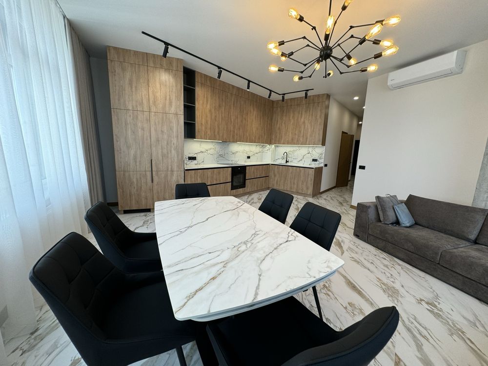 Spacious 2-Bedroom Apartment with City View in Manhattan Complex