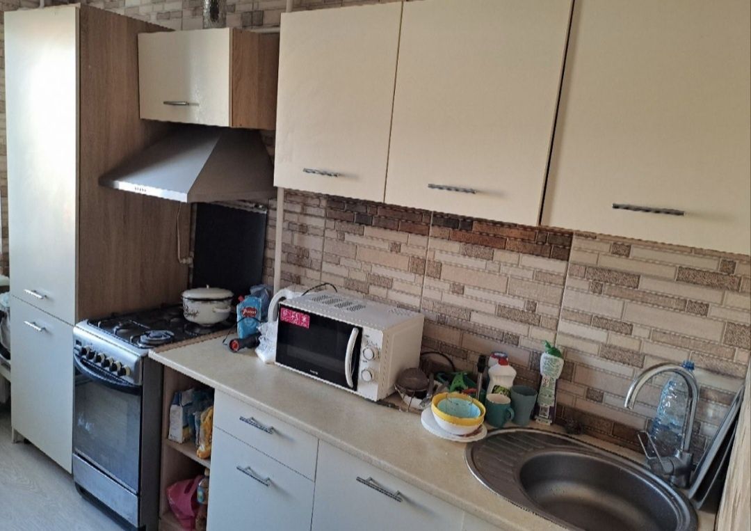 Three-room apartment in Rozvygovo area near School 13