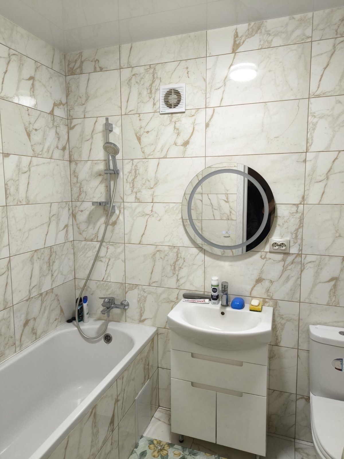 Modern 1-Bedroom Apartment with Castle View
