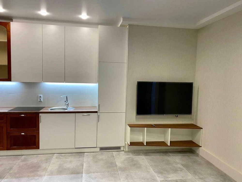2-Room Apartment in Novodvoryansky Complex, Modern Design