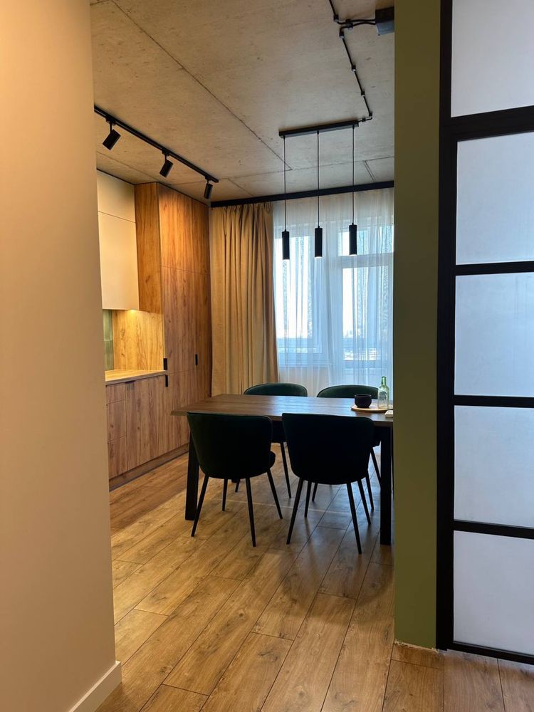 1-Bedroom Apartment with Designer Renovation near J. Washington Area