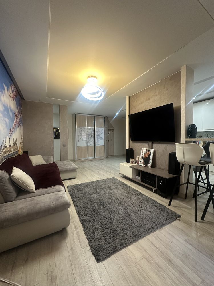 Modern Designer Apartment with London Theme