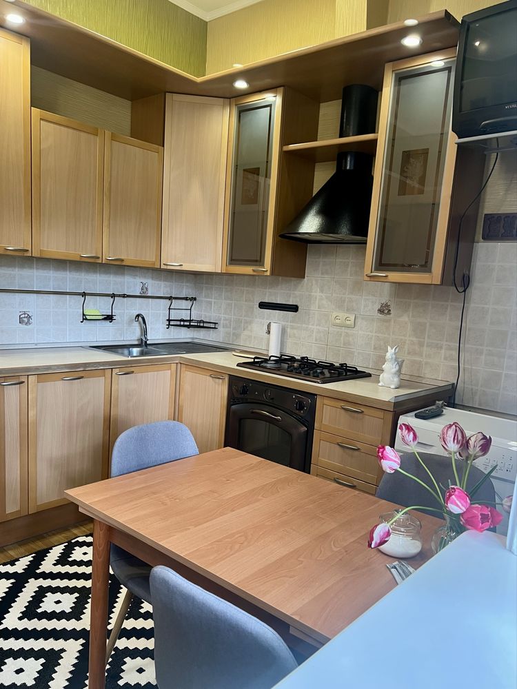 3-Room Apartment in Poltava City Center with Botanical Garden View