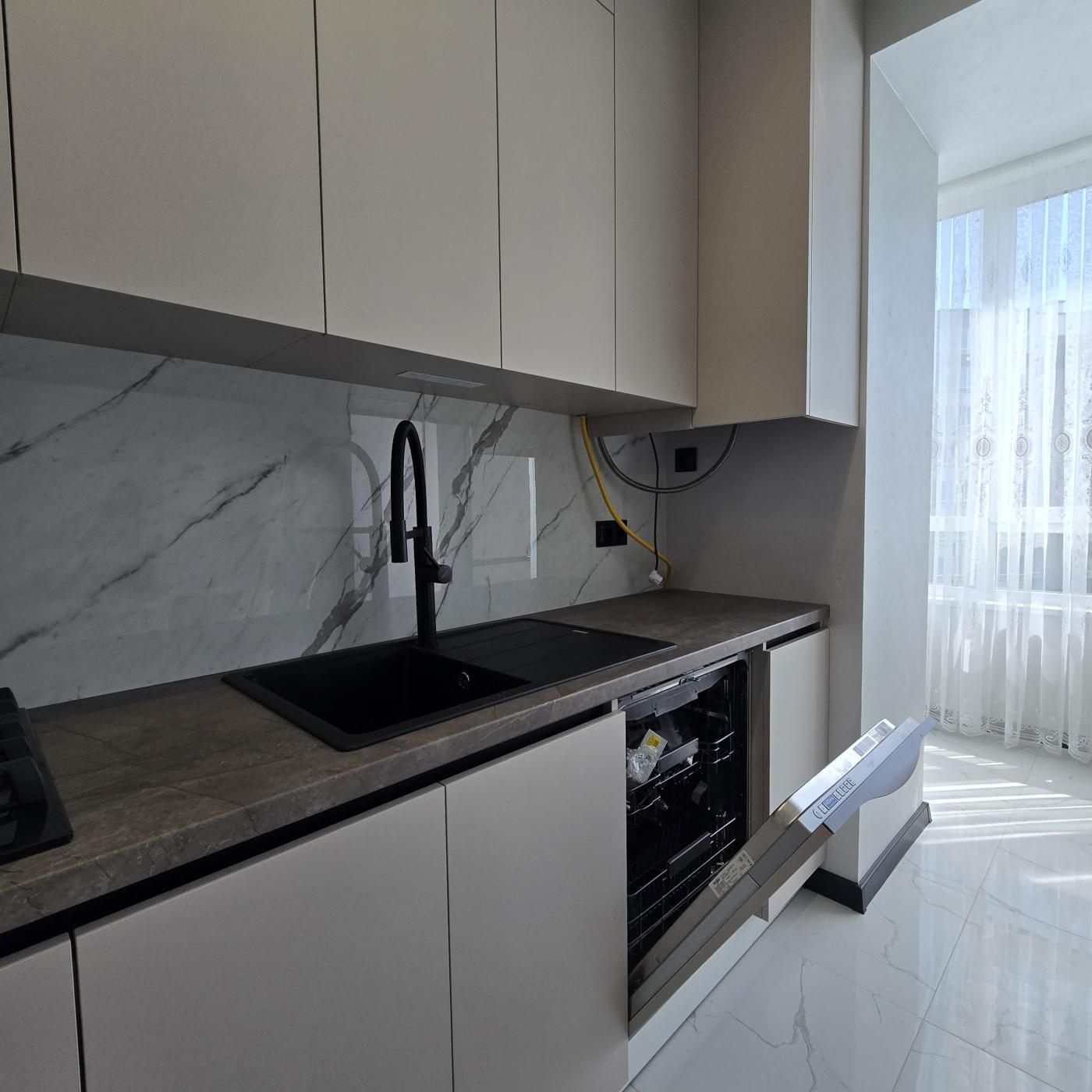 Stylish 2-Room Apartment Near City Lake with Modern Design