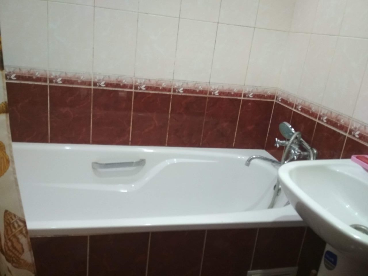 One-bedroom apartment on Chervonoi Kalyny Street, near metro and park zone