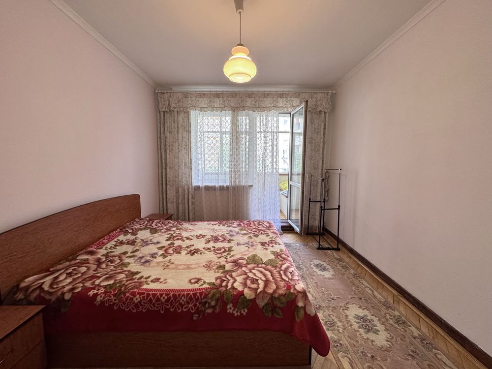 Spacious 3-room apartment on Mykolaichuk Street with separate rooms and gas heating