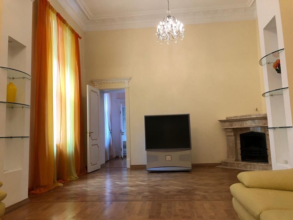 Spacious 2-bedroom apartment with separate rooms and large kitchen
