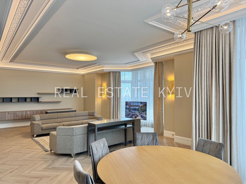 Spacious 4-bedroom apartment with designer renovation near Mariinsky Park