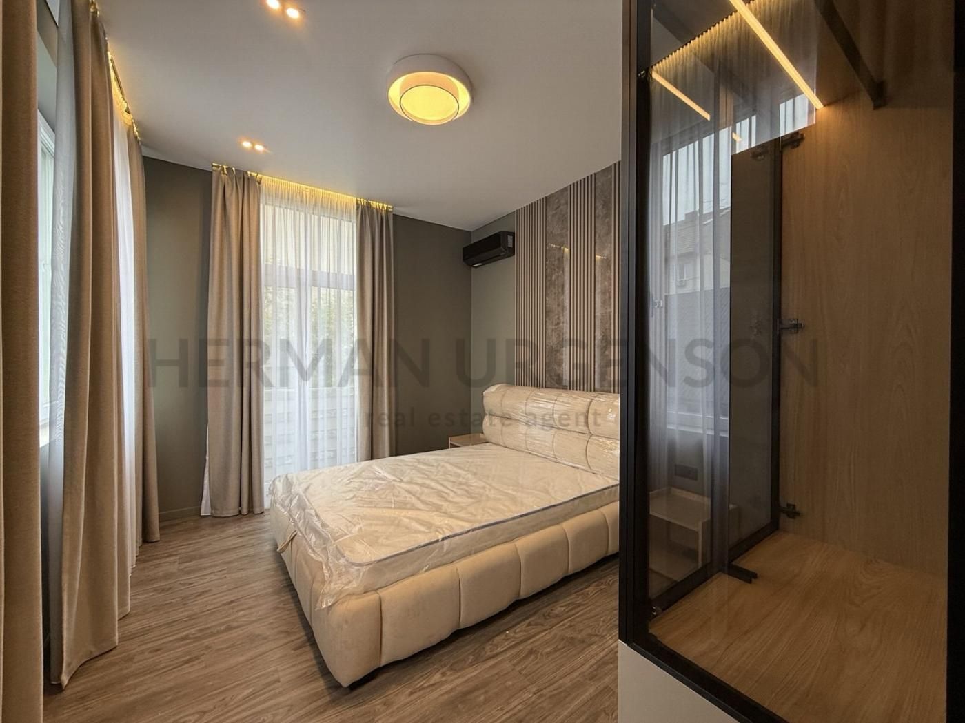 Stylish Designer 1-Bedroom Apartment in City Center with Premium Amenities