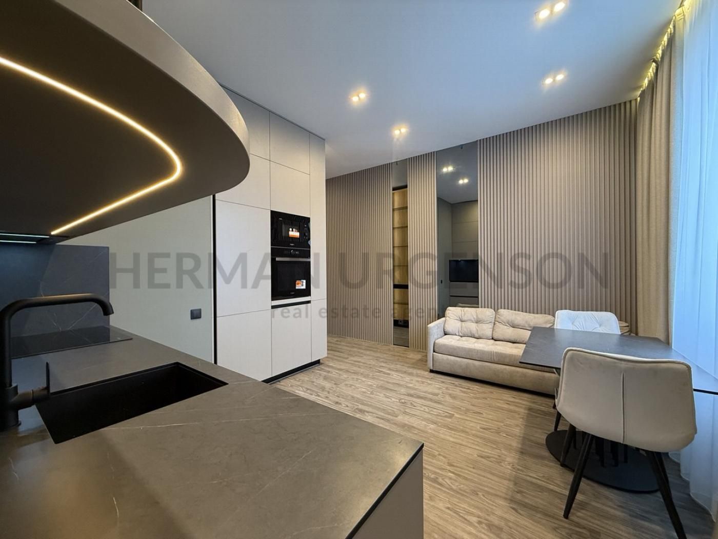 Stylish Designer 1-Bedroom Apartment in City Center with Premium Amenities