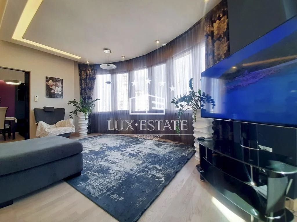 Spacious Premium Apartment in City Center with Designer Renovation