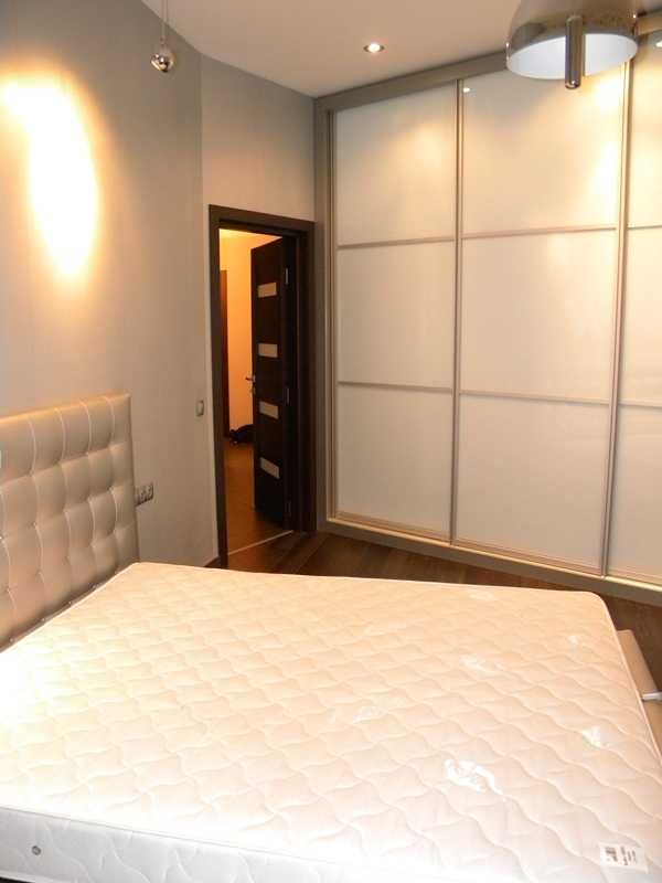 Spacious 3-bedroom apartment in Pechersk district, business-class brick building