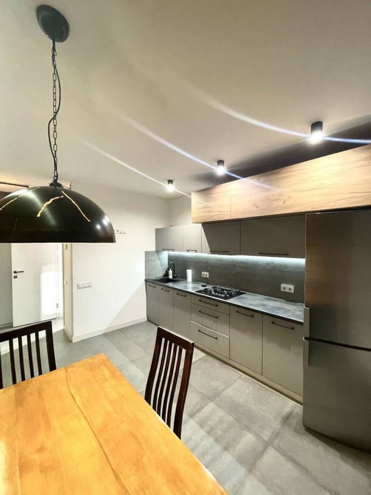 Spacious 1-bedroom apartment near Victoria Gardens with panoramic windows