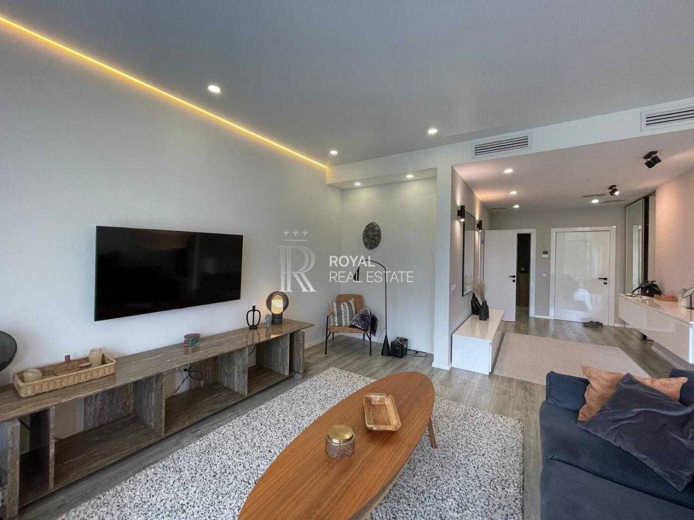 Spacious 2-bedroom apartment with designer renovation near Livoberezhna metro