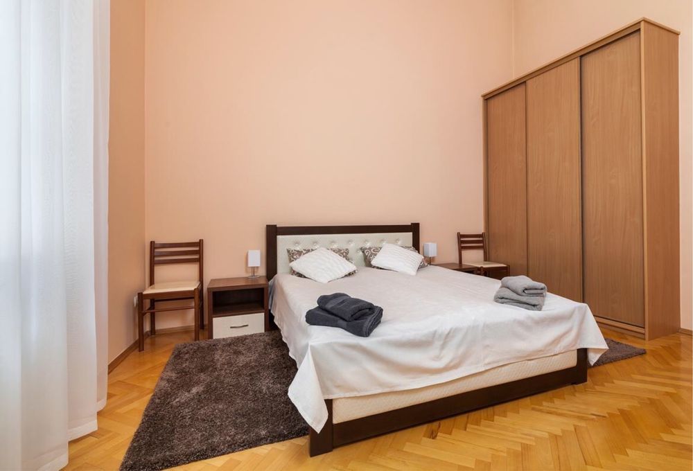 Spacious City Center Apartment with Historic Fireplace