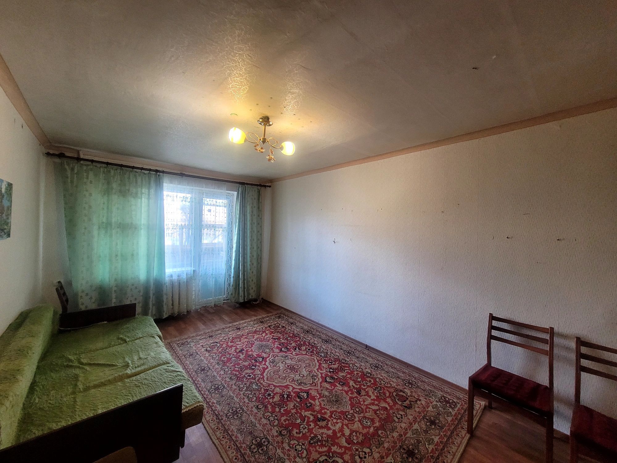 Cozy 1-Bedroom Apartment Near Church with Large Kitchen