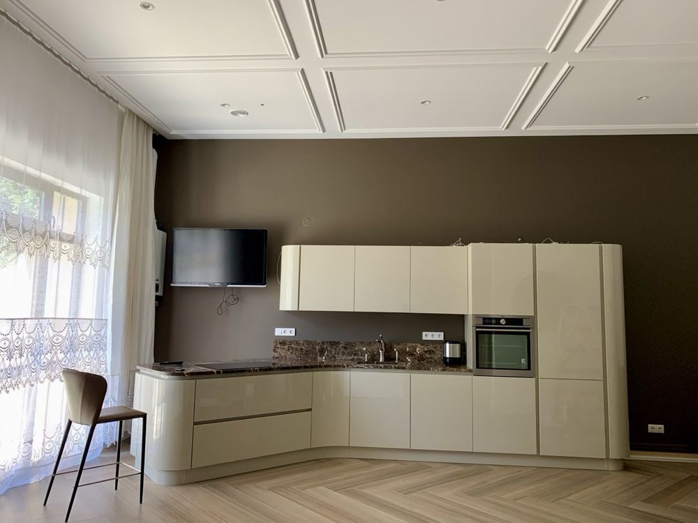 Spacious 1-bedroom studio apartment with terrace and gas heating in Dream City Complex