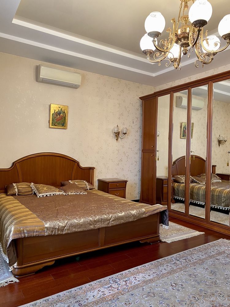 Elite 5-Room Apartment with Panoramic City View