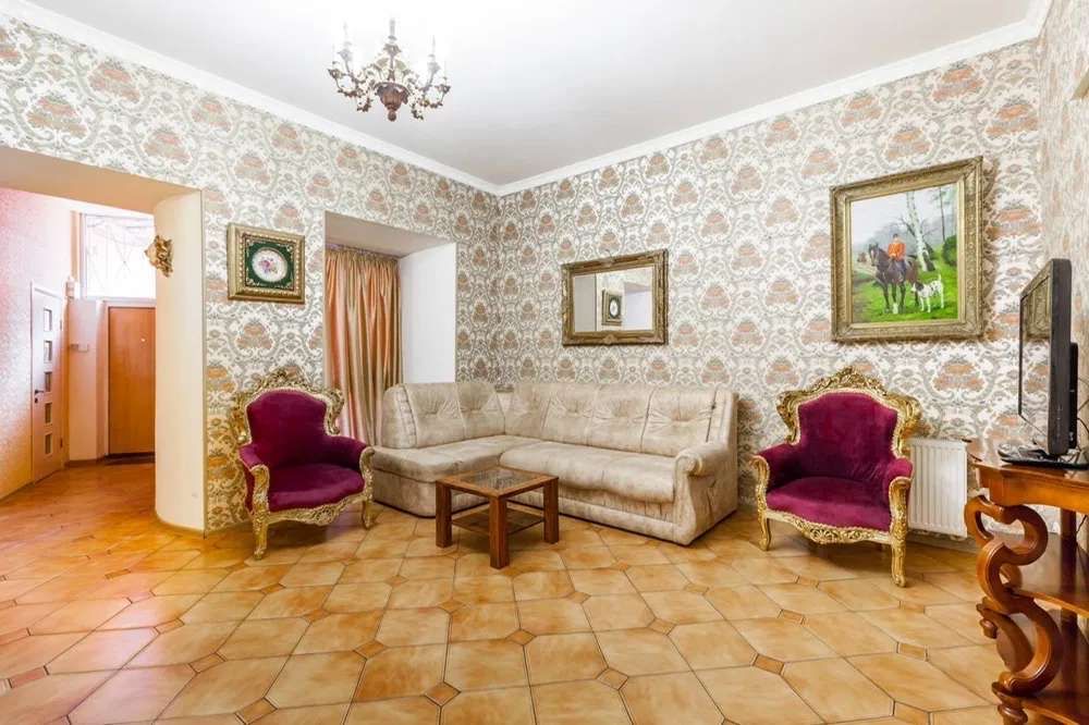 Two-bedroom apartment in historic center with separate bedrooms and large kitchen