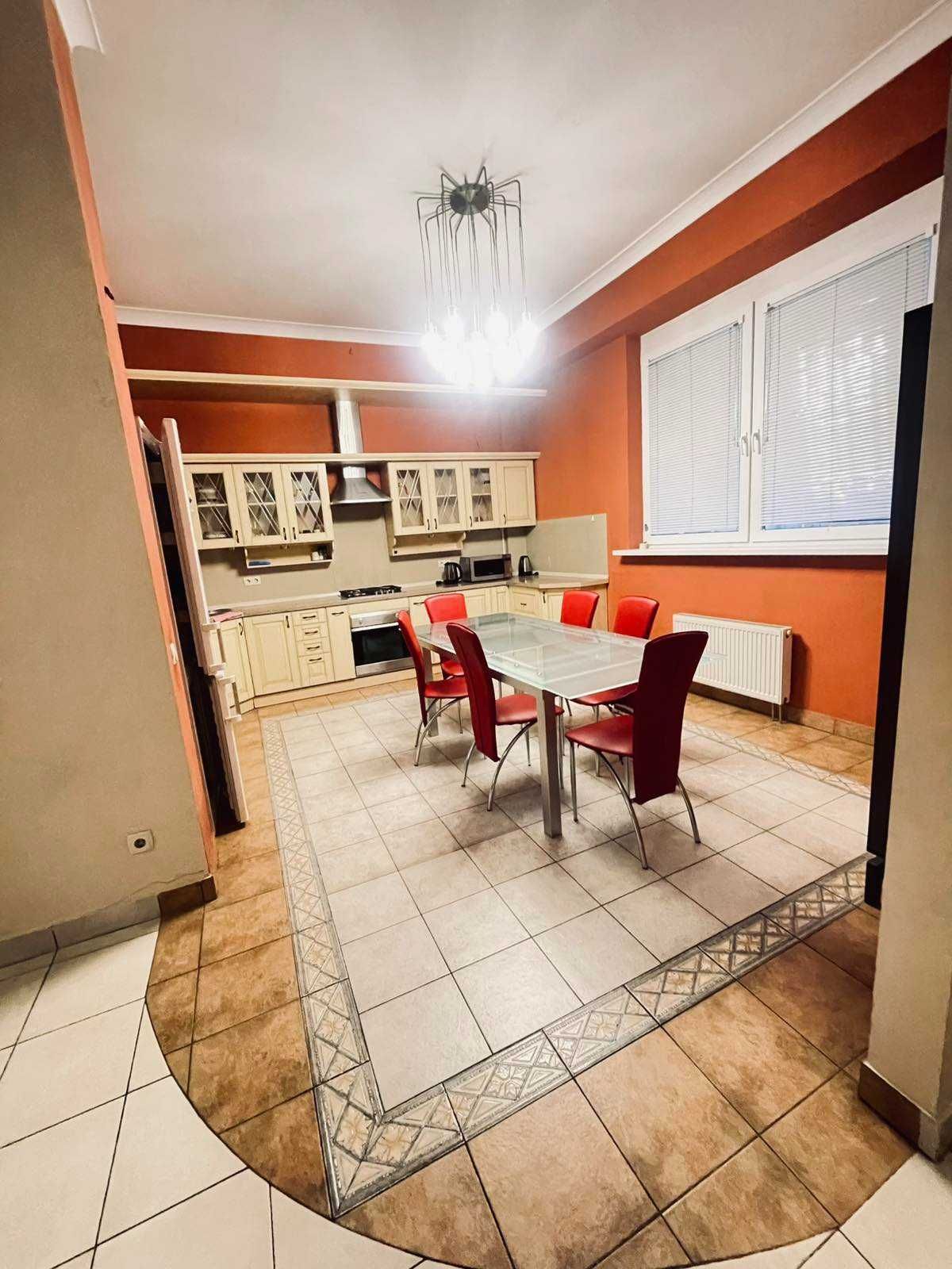 Spacious 3-Room Apartment in City Center with Designer Renovation