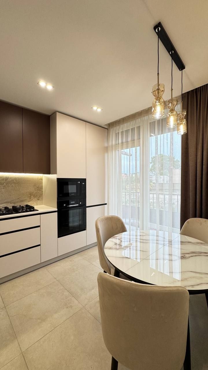 Modern 1-bedroom apartment in Family Plaza with designer renovation