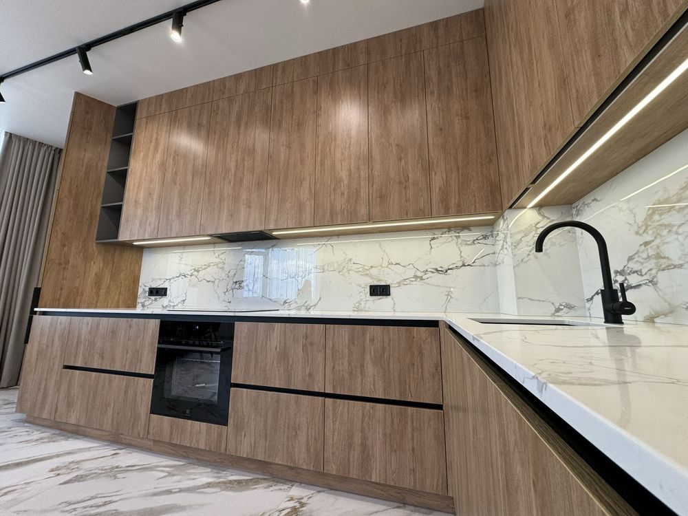 Spacious 2-Bedroom Apartment with City View in Manhattan Complex