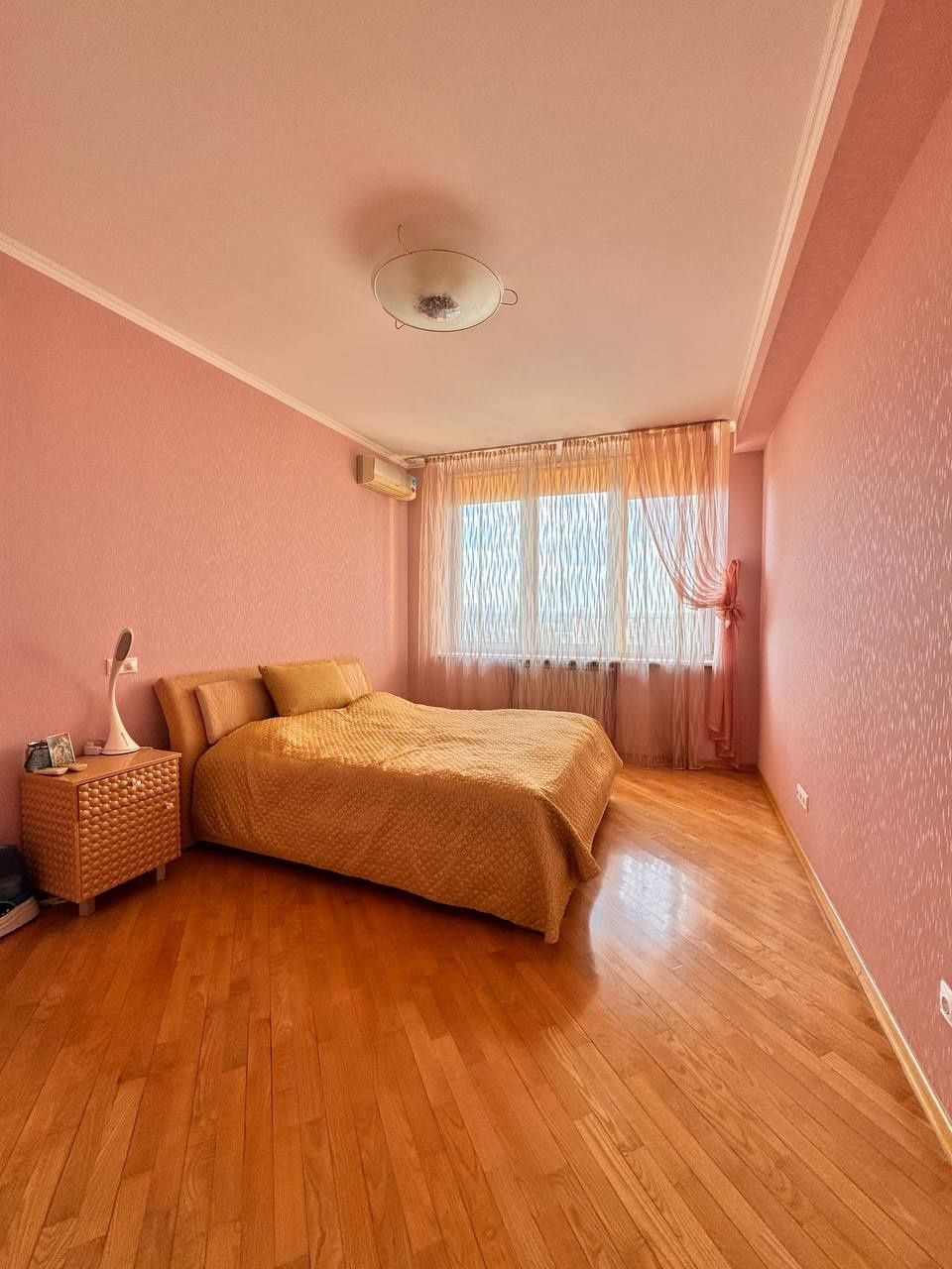 4-bedroom apartment in Obolon Embankment, modern design, spacious