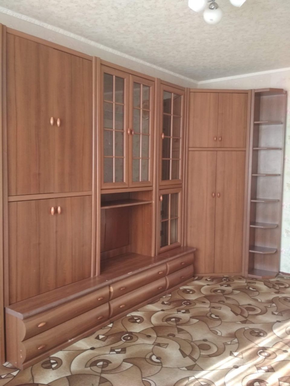 One-bedroom apartment on Chervonoi Kalyny Street, near metro and park zone