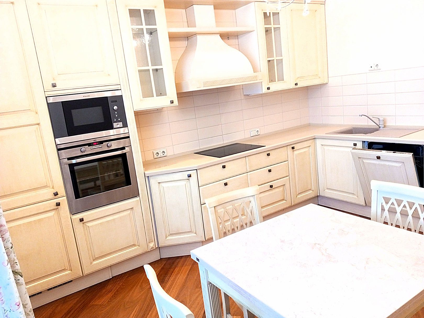 Modern 1-Bedroom Apartment with Panoramic City Views