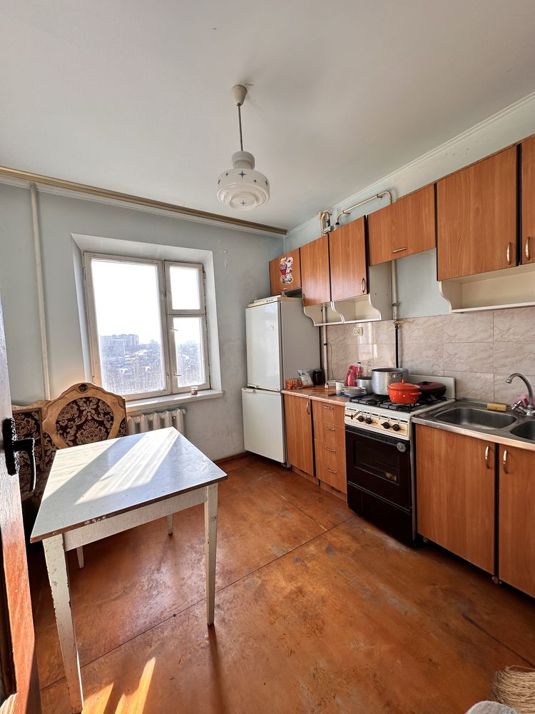 Spacious Sunny Apartment with Built-in Kitchen