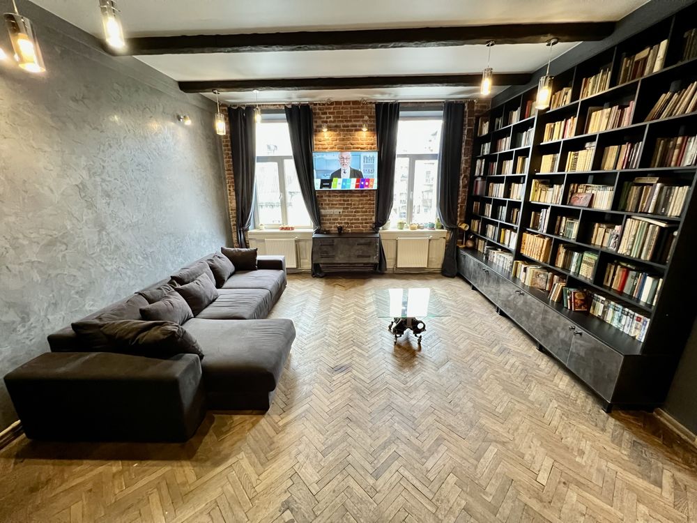 2-Room Apartment near Lviv Polytechnic with High Ceilings and Balcony