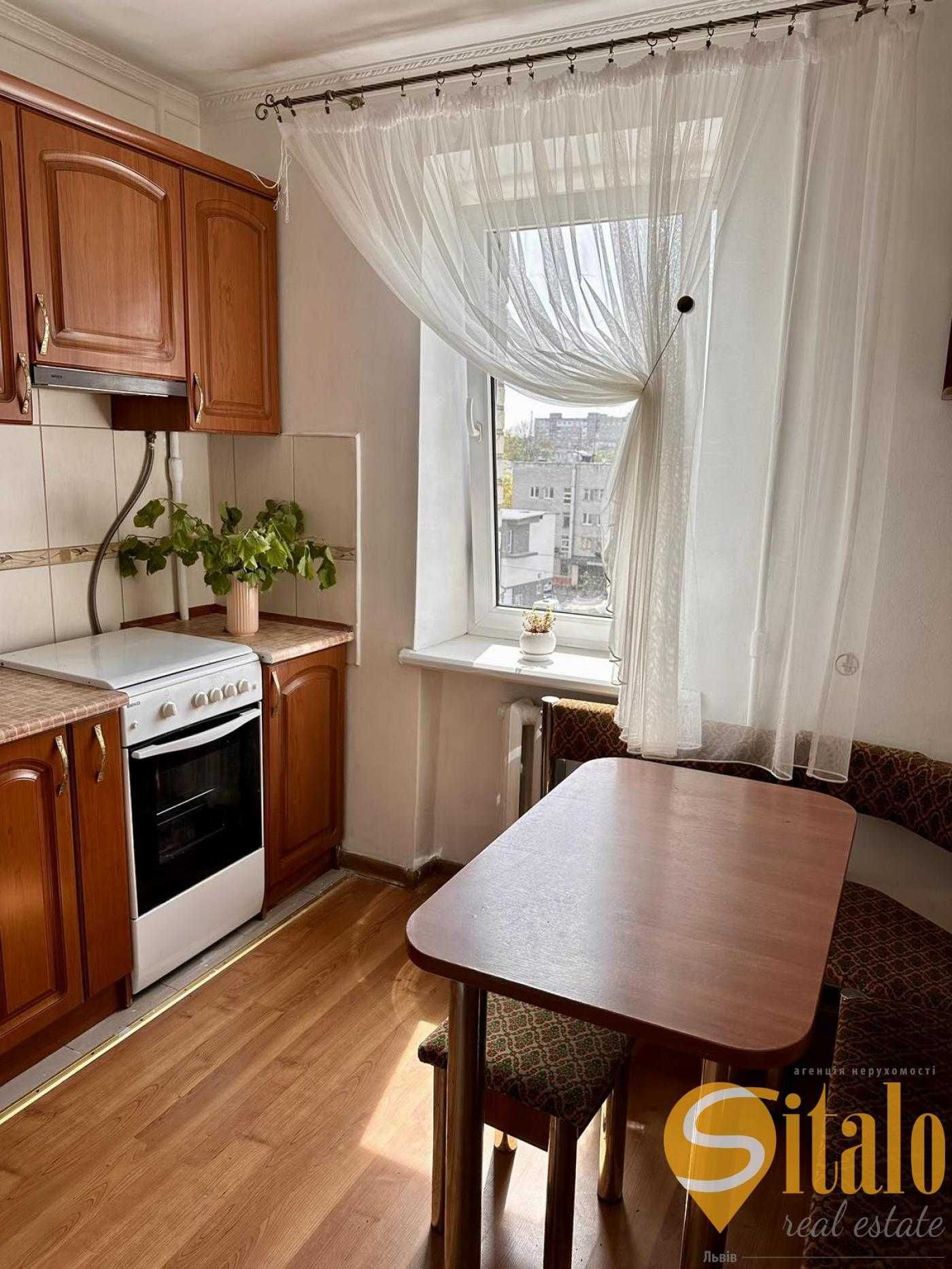 Cozy 1-Bedroom Apartment with Wardrobe and Balcony in Lviv