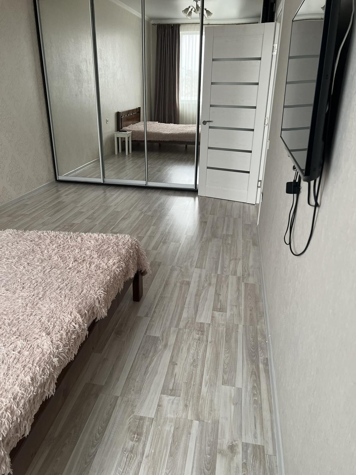 Modern 1-Bedroom Apartment with Parking in Center