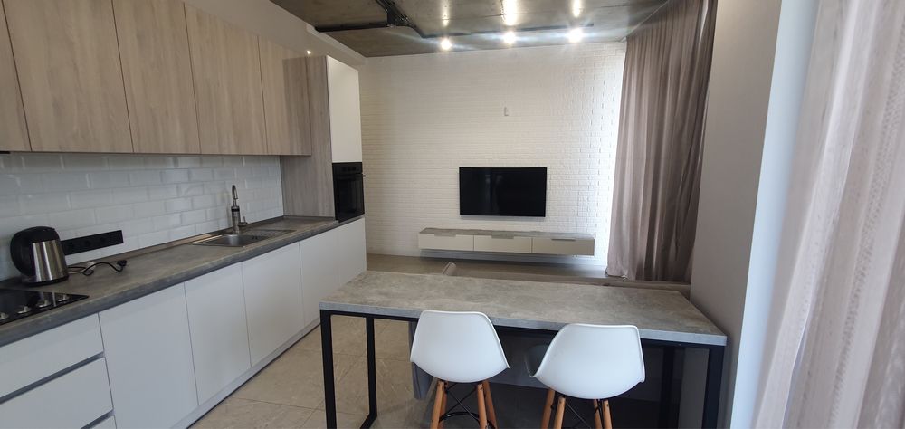 Luxury 3-Bedroom Apartment on Novoselskogo Street