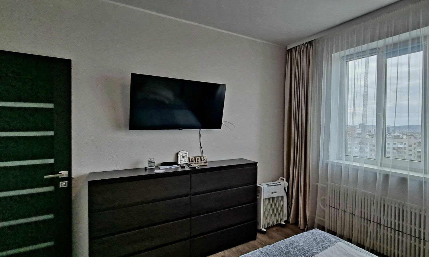 Modern 2-Bedroom Apartment with Fresh Renovation