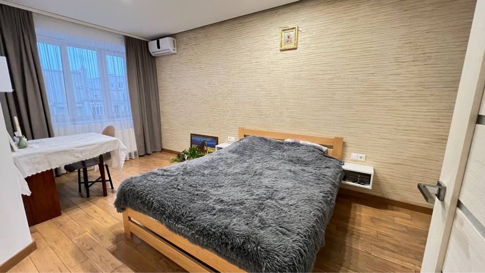 Modern 1-Bedroom Apartment with Designer Renovation