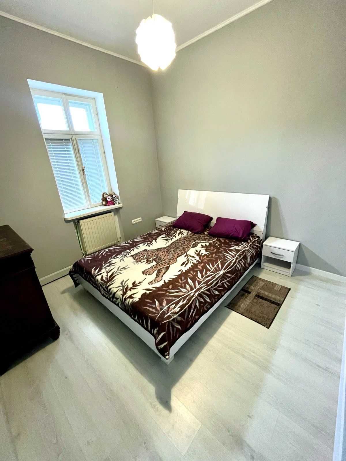 Modern 2-Bedroom Apartment with Fireplace Near Park
