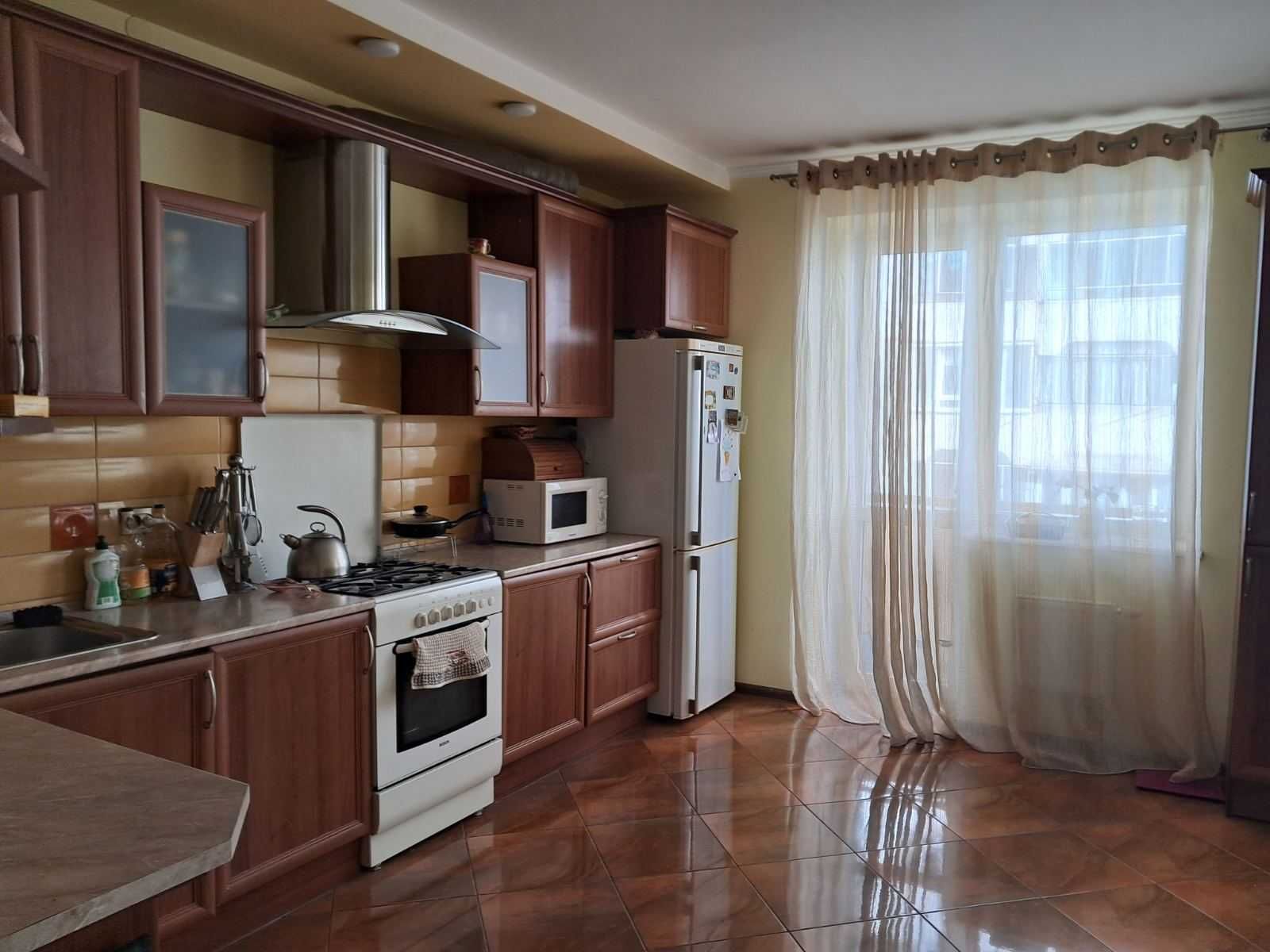 Spacious Two-Level 3BR Apartment with Balconies